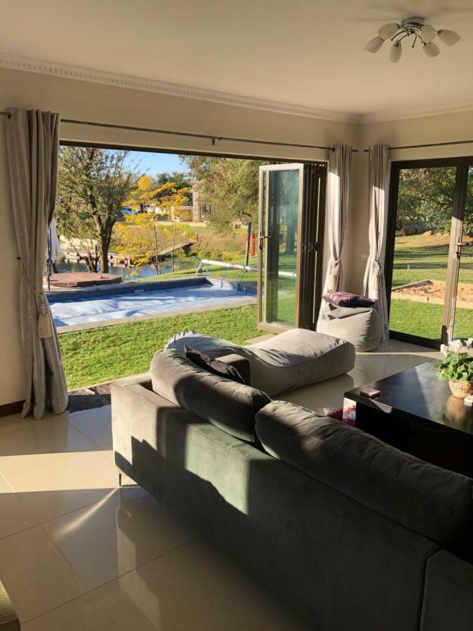 Rivendell Hotell Hartbeespoort Exteriör bild