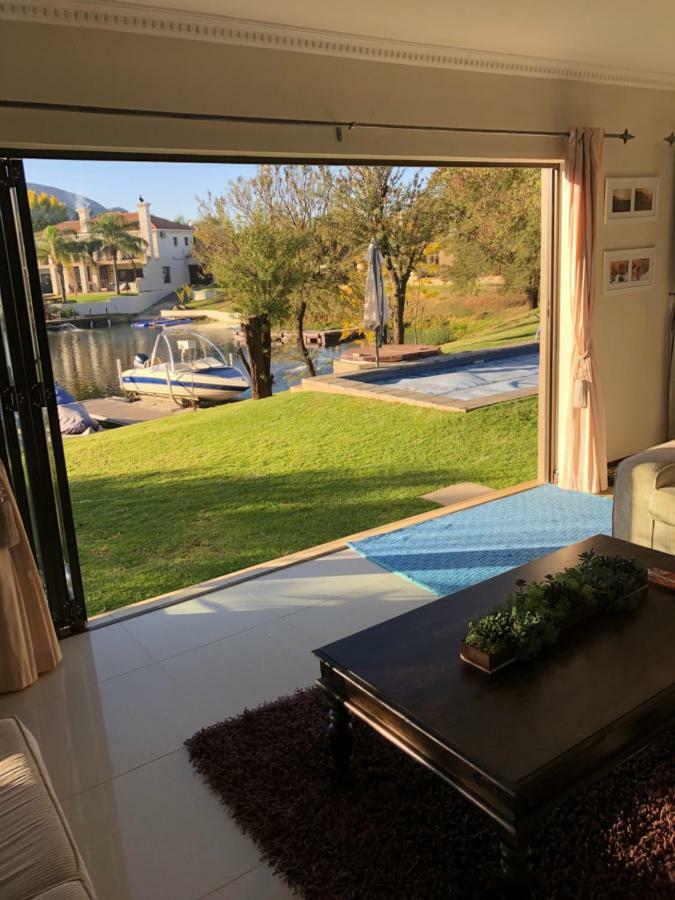 Rivendell Hotell Hartbeespoort Exteriör bild